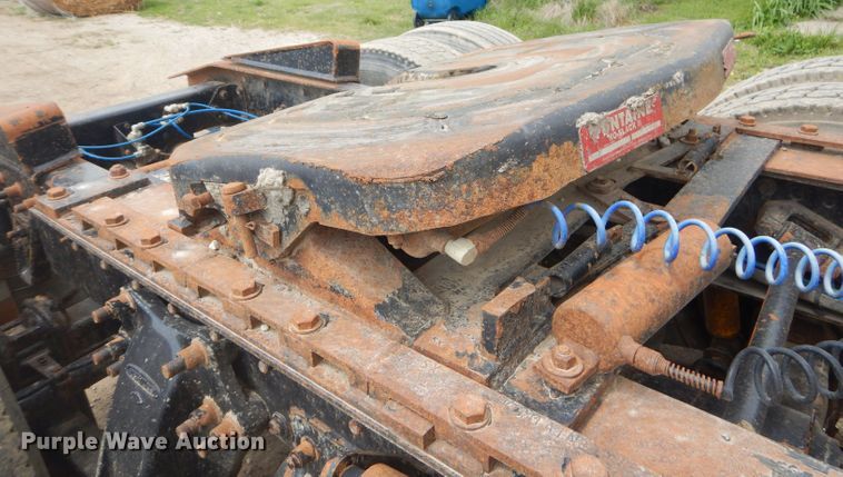 image for item GP9037 1998 Freightliner semi truck