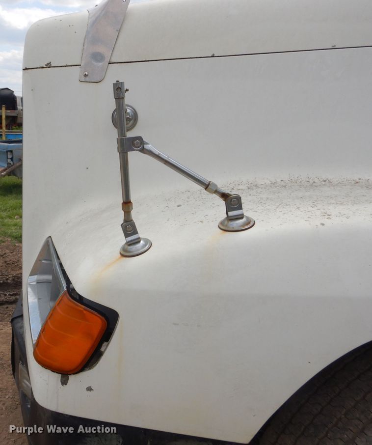 image for item GP9037 1998 Freightliner semi truck