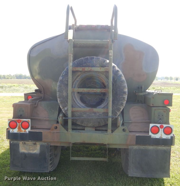 image for item GP9135 1991 Heil tank trailer