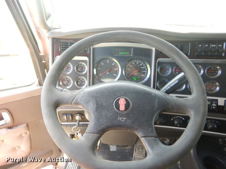 image for item GP9136 2012 Kenworth T600 semi truck