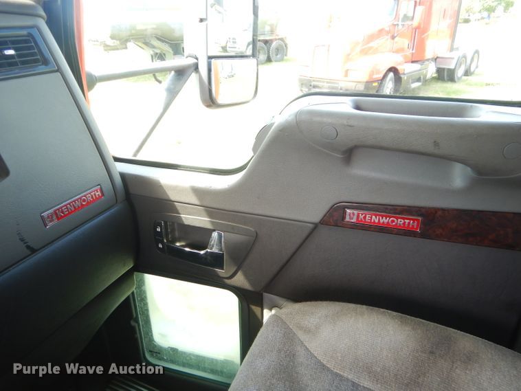 image for item GP9136 2012 Kenworth T600 semi truck