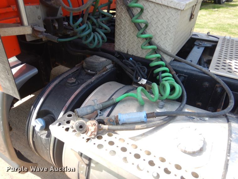 image for item GP9136 2012 Kenworth T600 semi truck