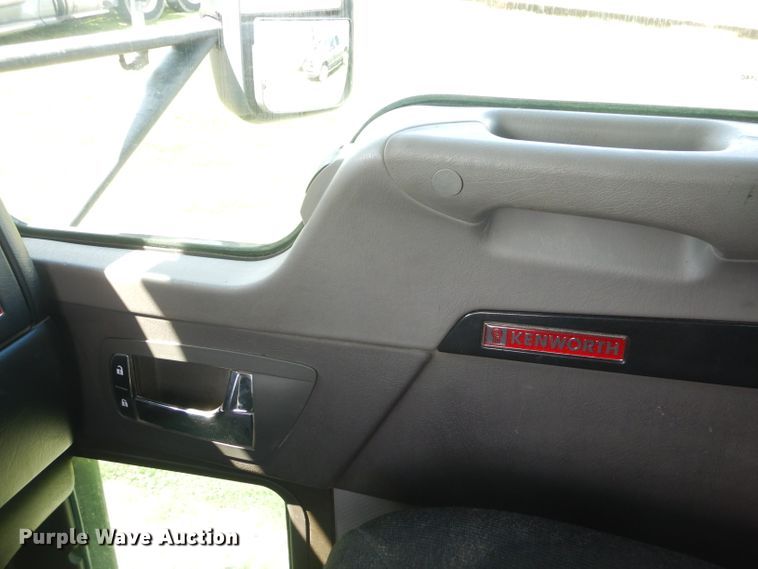 image for item GP9137 2013 Kenworth T660 semi truck