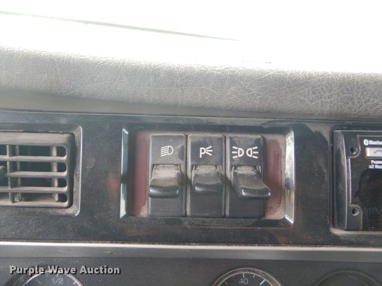 image for item GP9138 2007 Kenworth T600 semi truck