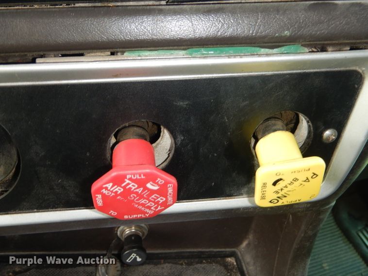 image for item GP9138 2007 Kenworth T600 semi truck