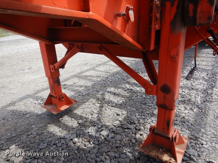 image for item GY9773 1971 Freuhauf flatbed trailer