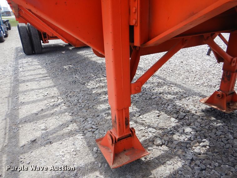 image for item GY9773 1971 Freuhauf flatbed trailer