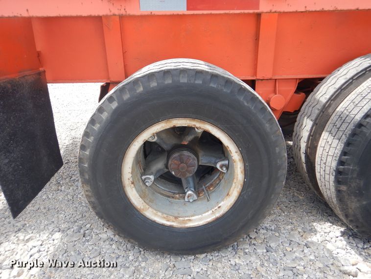 image for item GY9773 1971 Freuhauf flatbed trailer