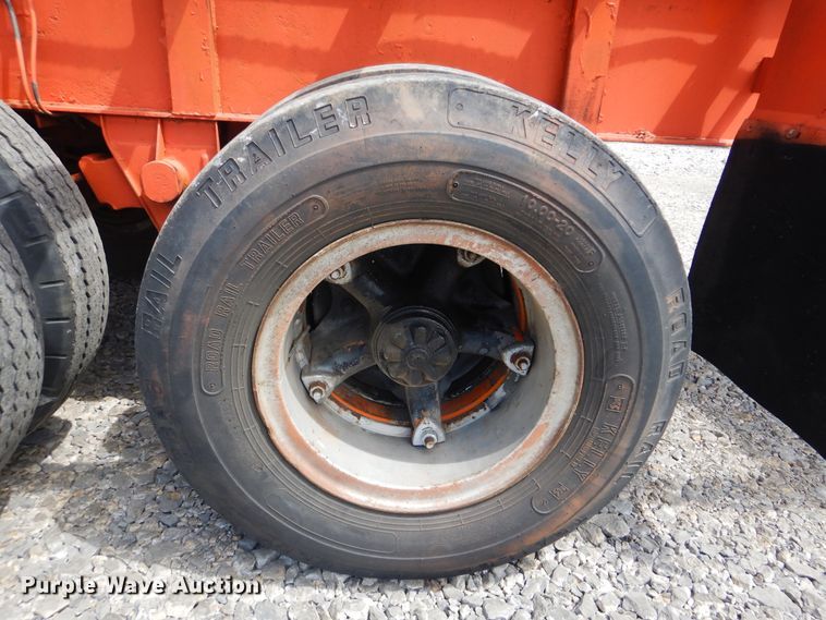 image for item GY9773 1971 Freuhauf flatbed trailer