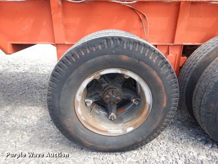 image for item GY9773 1971 Freuhauf flatbed trailer