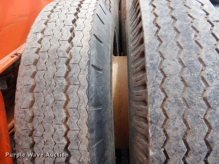 image for item GY9773 1971 Freuhauf flatbed trailer