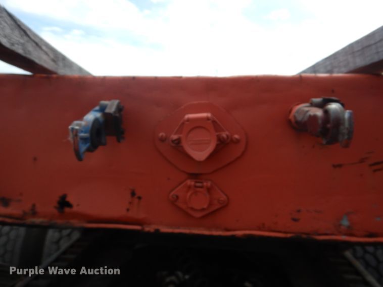 image for item GY9773 1971 Freuhauf flatbed trailer