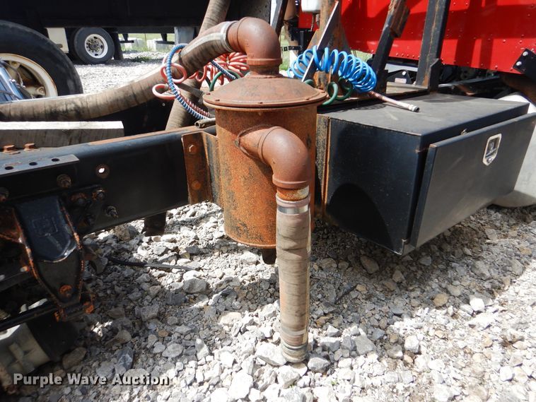 image for item GY9775 2011 International 9900i semi truck