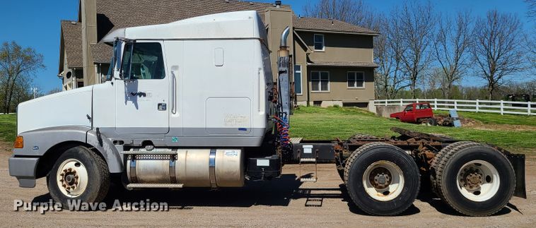 image for item L1407 1996 Volvo WIA semi truck