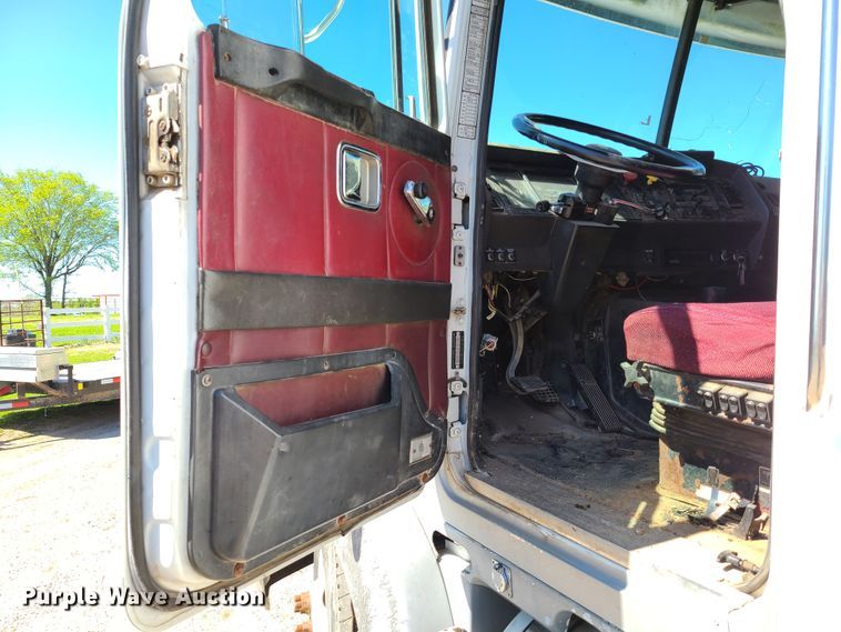 image for item L1407 1996 Volvo WIA semi truck