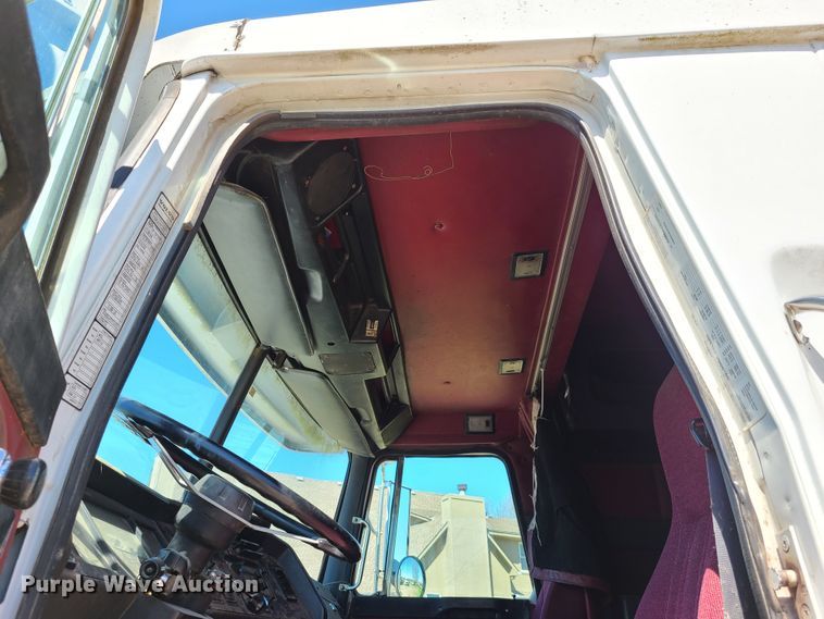 image for item L1407 1996 Volvo WIA semi truck