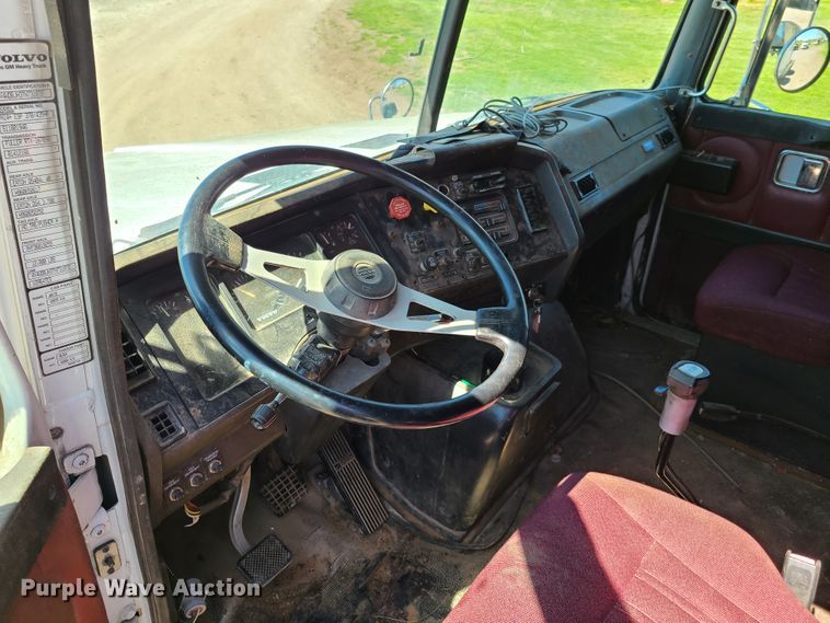 image for item L1407 1996 Volvo WIA semi truck
