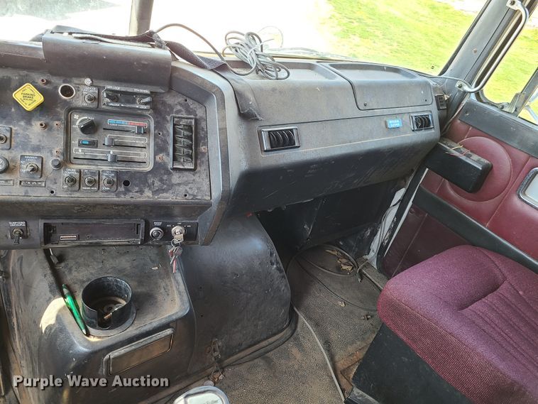 image for item L1407 1996 Volvo WIA semi truck
