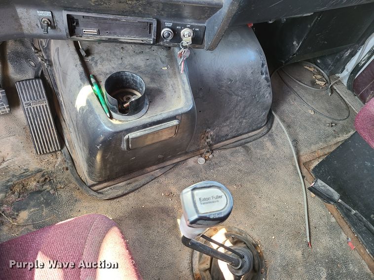 image for item L1407 1996 Volvo WIA semi truck