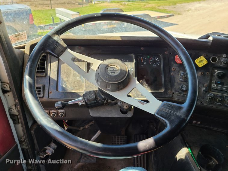 image for item L1407 1996 Volvo WIA semi truck