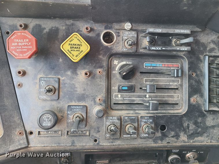 image for item L1407 1996 Volvo WIA semi truck