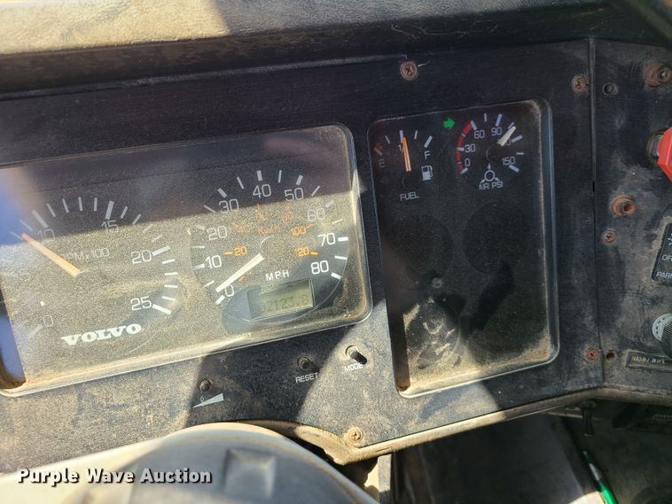 image for item L1407 1996 Volvo WIA semi truck