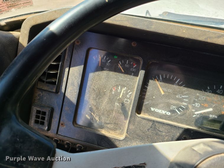 image for item L1407 1996 Volvo WIA semi truck