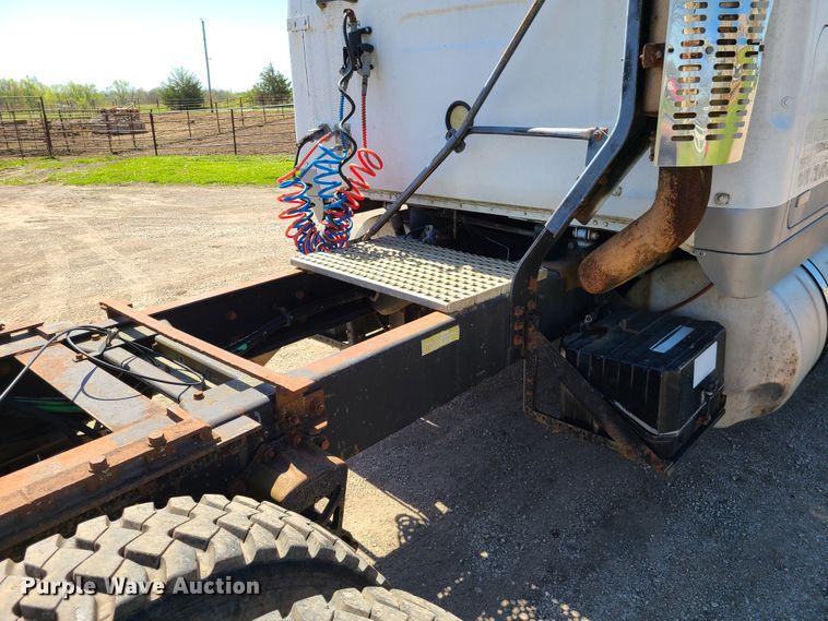 image for item L1407 1996 Volvo WIA semi truck