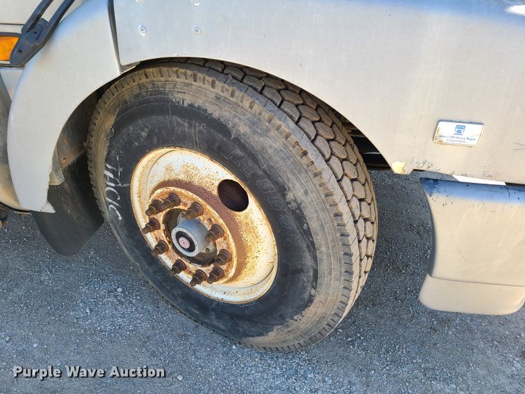 image for item L1407 1996 Volvo WIA semi truck