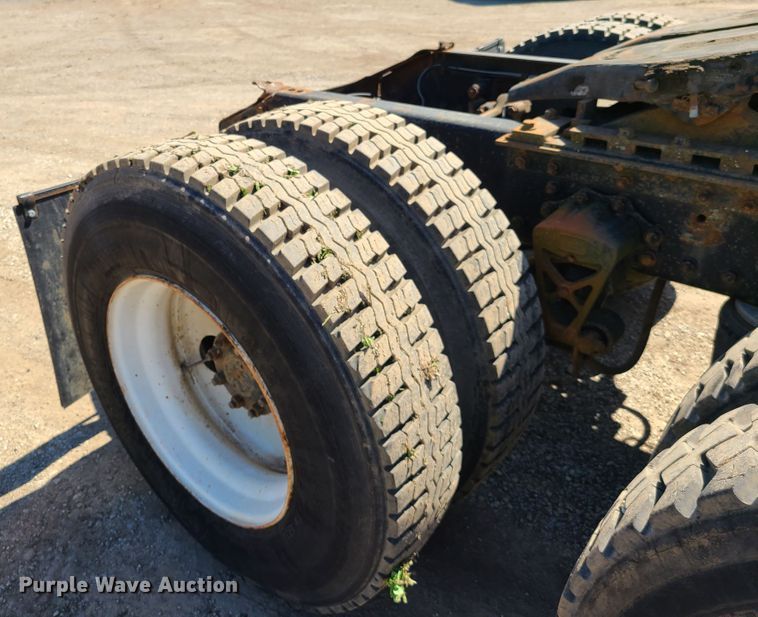 image for item L1407 1996 Volvo WIA semi truck