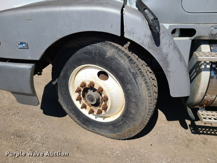 image for item L1407 1996 Volvo WIA semi truck