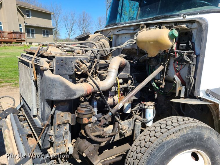 image for item L1407 1996 Volvo WIA semi truck