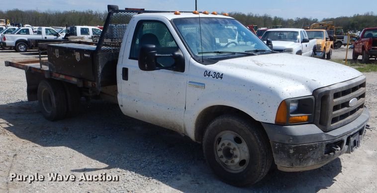 image for item DF3087 2005 Ford F350 Super Duty XL  flatbed pickup truck