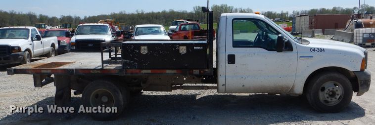 image for item DF3087 2005 Ford F350 Super Duty XL  flatbed pickup truck