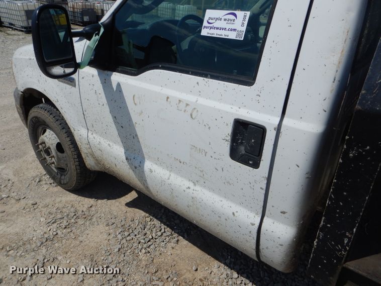 image for item DF3087 2005 Ford F350 Super Duty XL  flatbed pickup truck