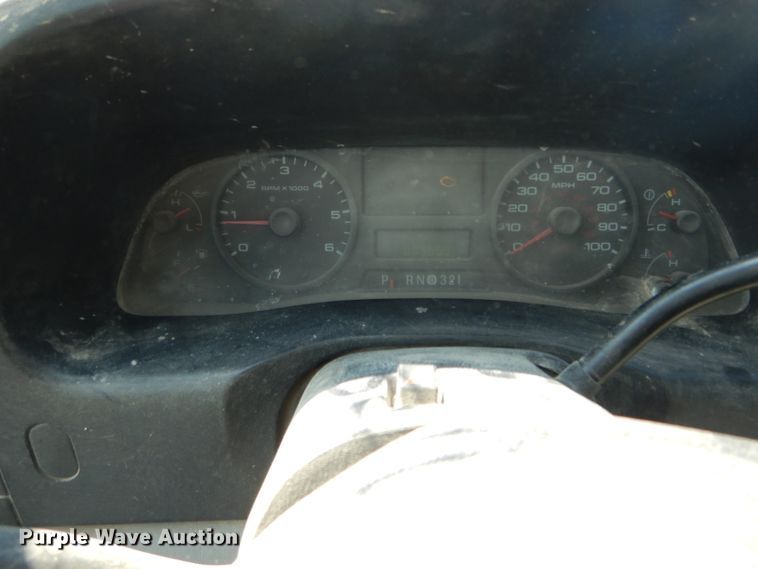 image for item DF3087 2005 Ford F350 Super Duty XL  flatbed pickup truck