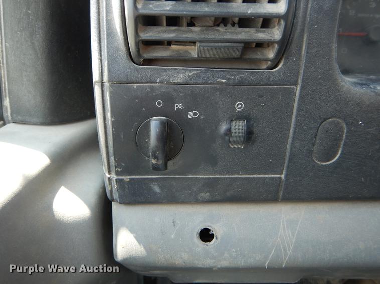 image for item DF3087 2005 Ford F350 Super Duty XL  flatbed pickup truck