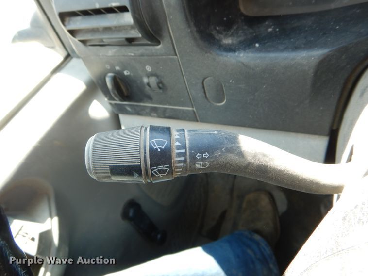 image for item DF3087 2005 Ford F350 Super Duty XL  flatbed pickup truck