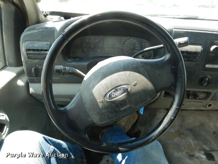 image for item DF3087 2005 Ford F350 Super Duty XL  flatbed pickup truck