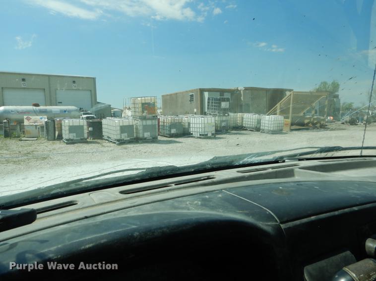 image for item DF3087 2005 Ford F350 Super Duty XL  flatbed pickup truck