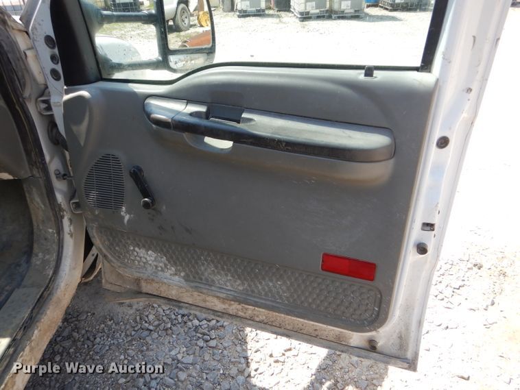 image for item DF3087 2005 Ford F350 Super Duty XL  flatbed pickup truck