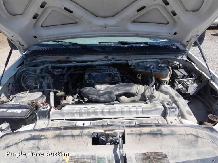 image for item DF3087 2005 Ford F350 Super Duty XL  flatbed pickup truck