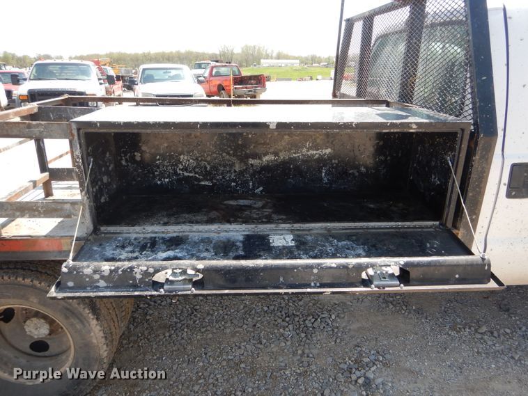 image for item DF3087 2005 Ford F350 Super Duty XL  flatbed pickup truck