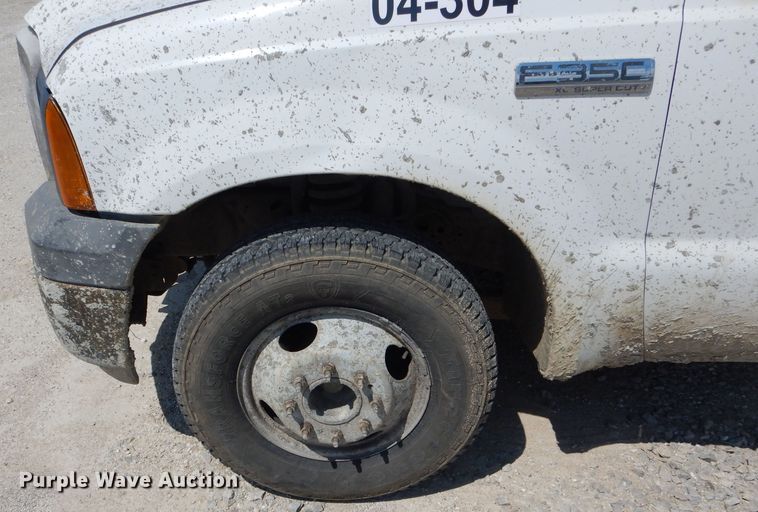 image for item DF3087 2005 Ford F350 Super Duty XL  flatbed pickup truck