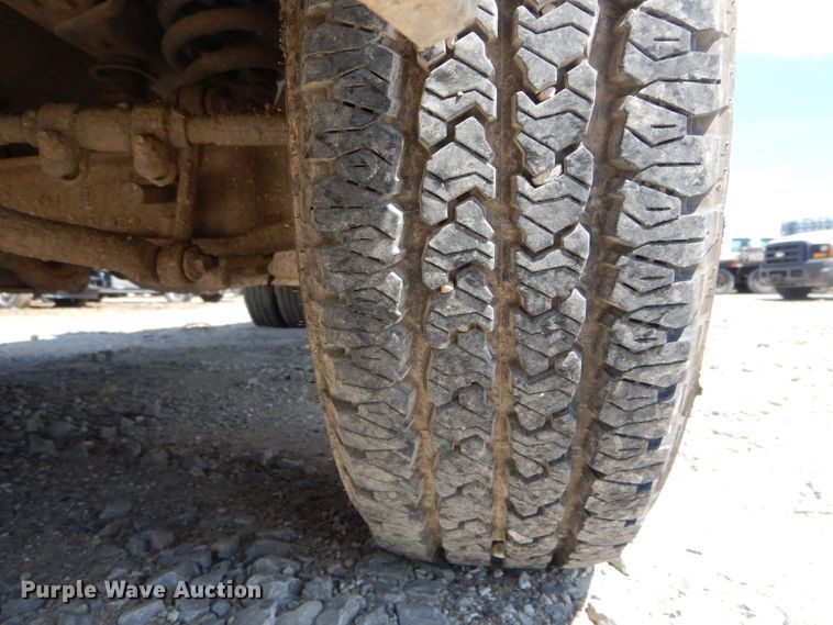 image for item DF3087 2005 Ford F350 Super Duty XL  flatbed pickup truck