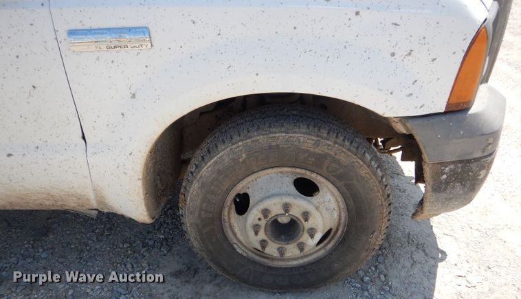 image for item DF3087 2005 Ford F350 Super Duty XL  flatbed pickup truck