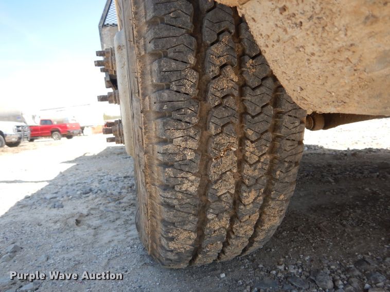 image for item DF3087 2005 Ford F350 Super Duty XL  flatbed pickup truck