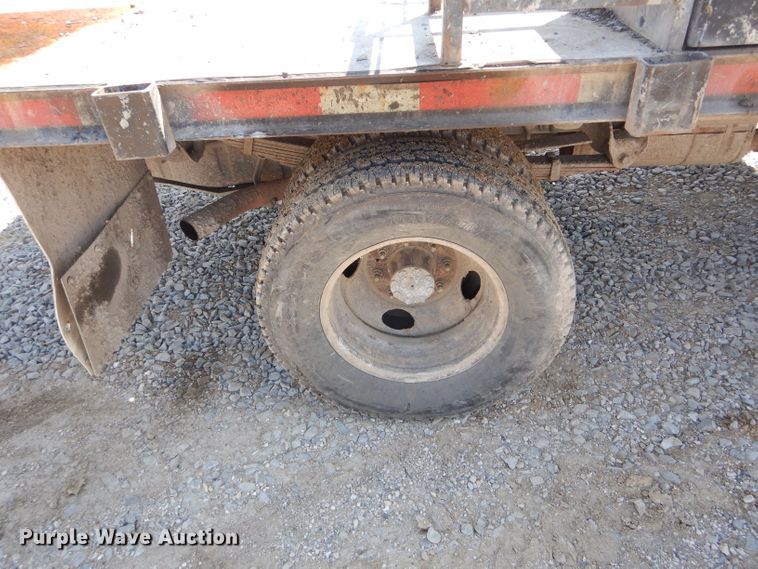 image for item DF3087 2005 Ford F350 Super Duty XL  flatbed pickup truck