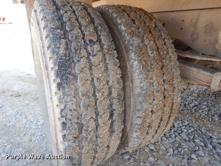 image for item DF3087 2005 Ford F350 Super Duty XL  flatbed pickup truck