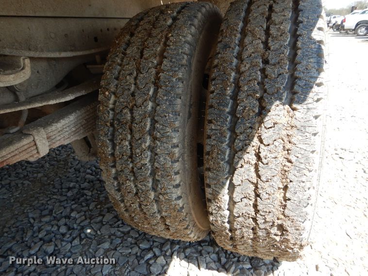 image for item DF3087 2005 Ford F350 Super Duty XL  flatbed pickup truck